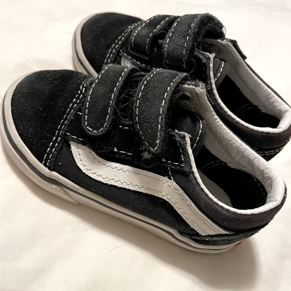 VANS TODDLER OLD SKOOL V SHOE (in good condition)